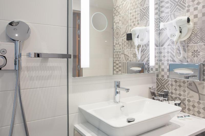 Classic Double Room image 3