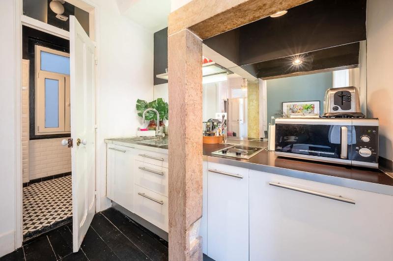 Boutique Apartment with Balcony in Bairro Alto - image 9