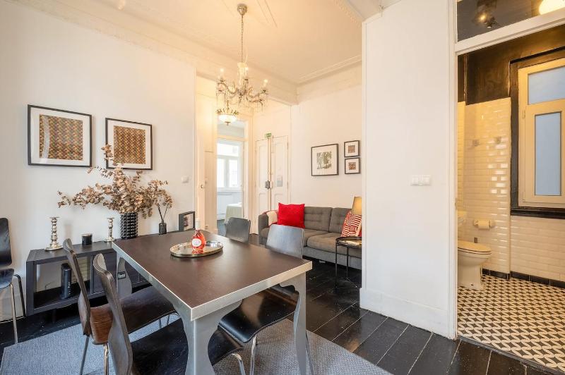 Elegant Apartment w Balcony in Bairro Alto - image 11