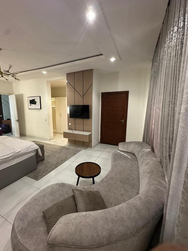 Exclusive Four Bedroom Apartment Near the Beach Restaurant and Nightlife - image 12