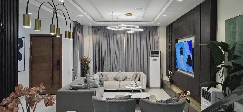 Exclusive Four Bedroom Apartment Near the Beach Restaurant and Nightlife - image 14