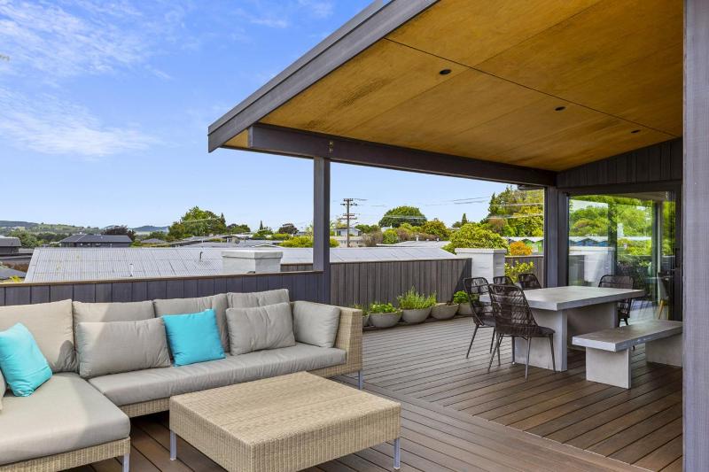 Stunning Lakeview Home with Chefs kitchen - image 30