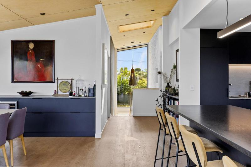 Stunning Lakeview Home with Chefs kitchen - image 40