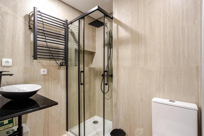 OLIVA 50 - 4 Bedrooms and Office - 3 Bathrooms - Near Lisbon Expo & Airport - image 2
