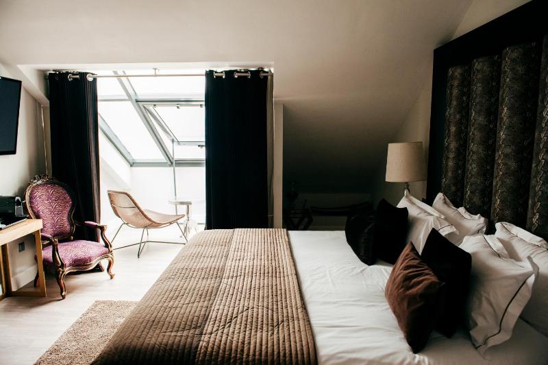 Deluxe Suite with Sea View image 2