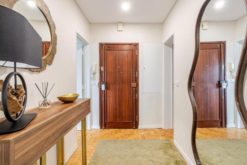 OLIVA 50 - 4 Bedrooms and Office - 3 Bathrooms - Near Lisbon Expo & Airport - image 6