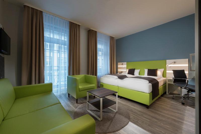 Superior Twin Room image 4