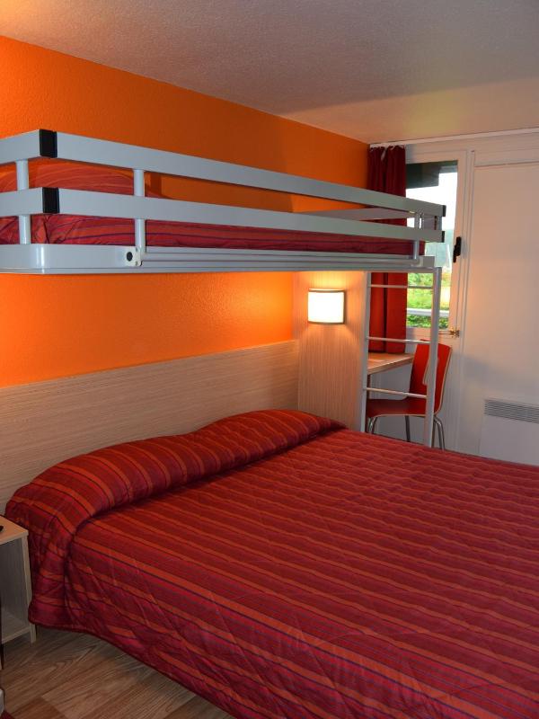 Triple Room (1 Double Bed + 1 Single Bed) image 4