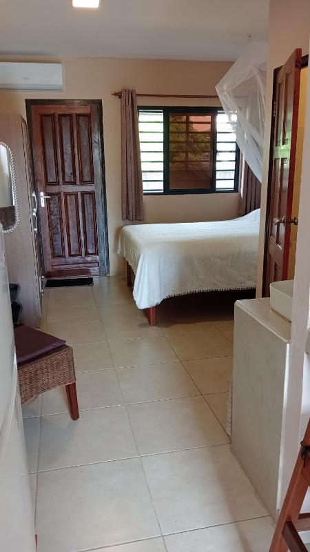 Floh-Jo Tiny House - image 6