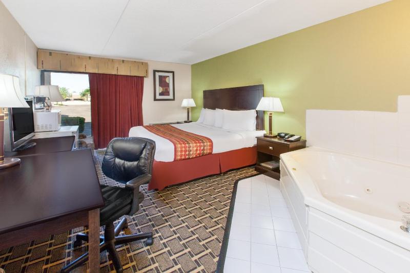 Deluxe King Room - Non-Smoking image 1