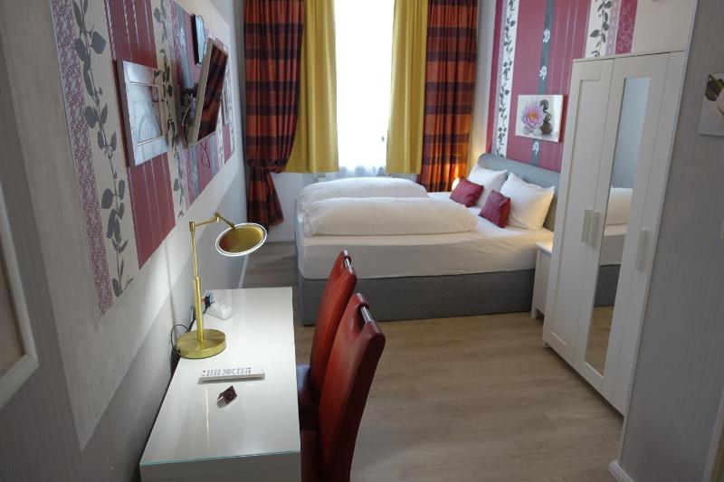 Double Room image 3