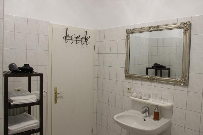 Deluxe Apartment - Kurt Schumacher Str. 21 (2nd floor) image 3