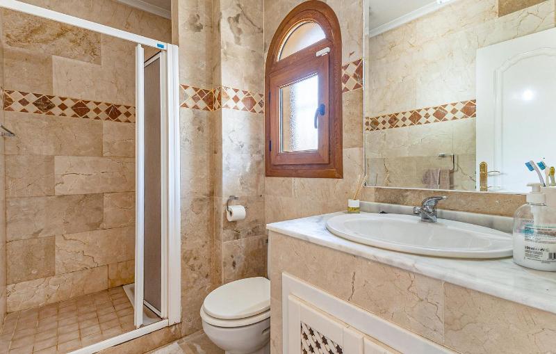 Beautiful Home In Orihuela Costa - image 12