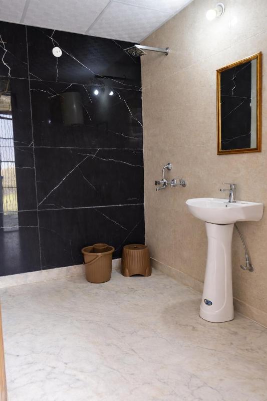 Spacious 2BHK Apartment - Near India Expo Mart - image 18