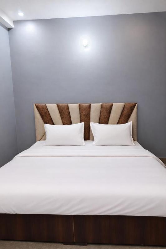 Spacious 2BHK Apartment - Near India Expo Mart - image 10