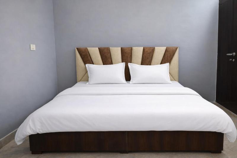 Spacious 2BHK Apartment - Near India Expo Mart - image 22