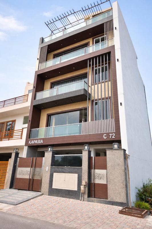 Spacious 2BHK Apartment - Near India Expo Mart - image 28