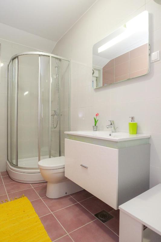 Summer Breeze Pool Apartments - image 26