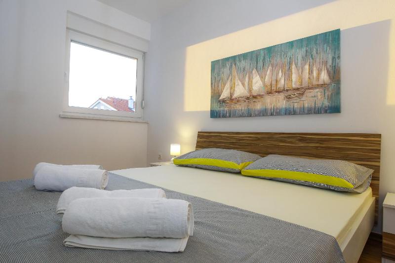 Summer Breeze Pool Apartments - image 9