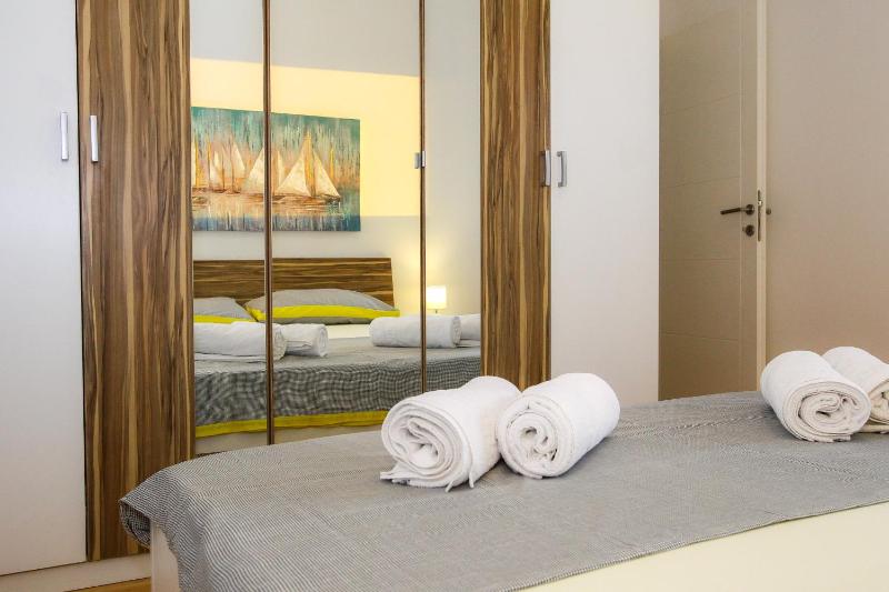 Summer Breeze Pool Apartments - image 8