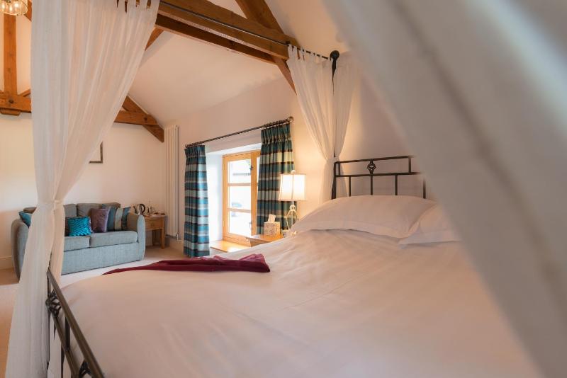 Suite With Four Poster Bed image 4