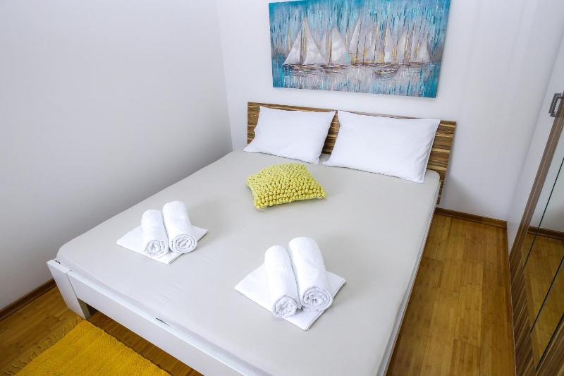 Summer Breeze Pool Apartments - image 11