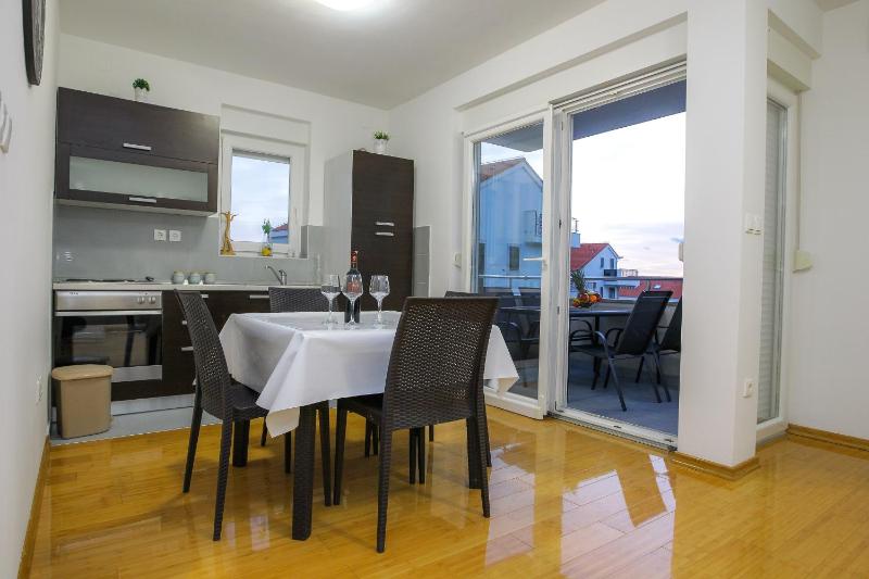 Summer Breeze Pool Apartments - image 4