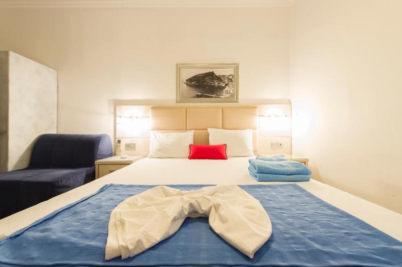 Superior Double Room with Balcony image 2