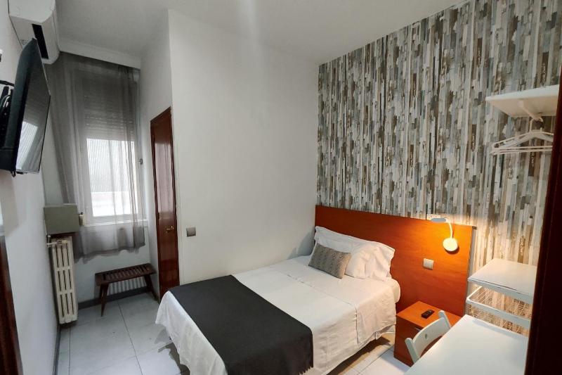 Hostal Cervantes - image 2