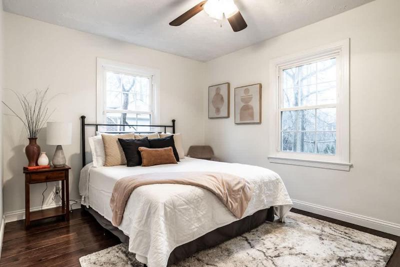 Broad Ripple Falcon Crestview Bungalow-Family Friendly - image 17