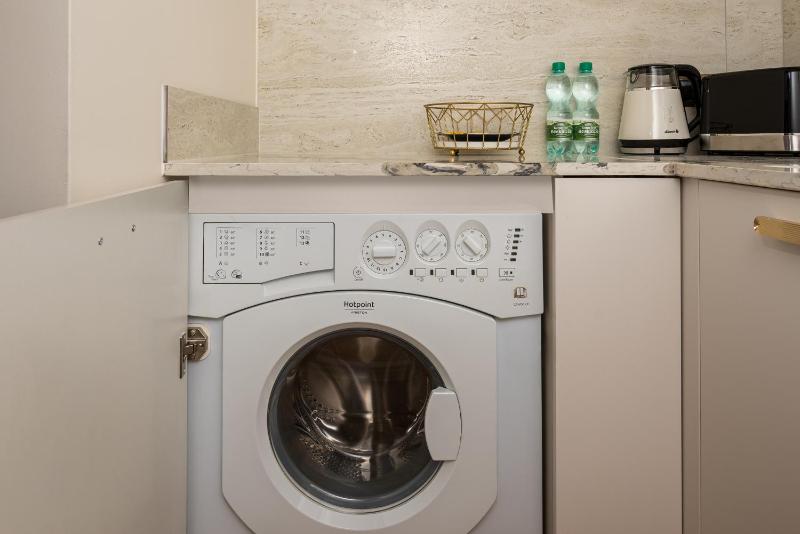 Luxury Apartment 76 by BookingHost - image 16