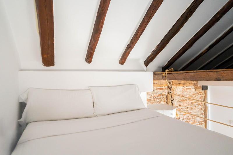 San Vicente Ferrer Top Floor 2BR ALQUILER TEMPORAL - image 14