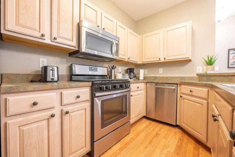 Perfect Downtown Location - 3BR - Private Garage - Family Friendly - image 19