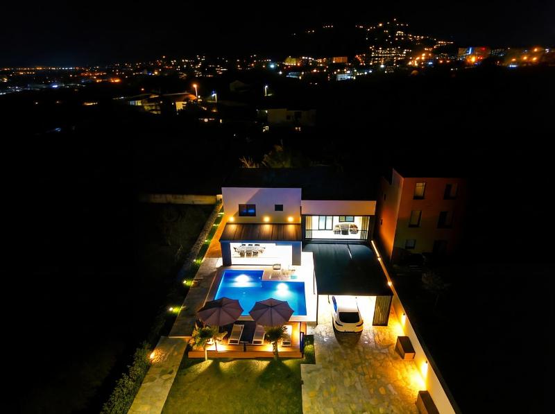 Luxury Villa Bar - image 9