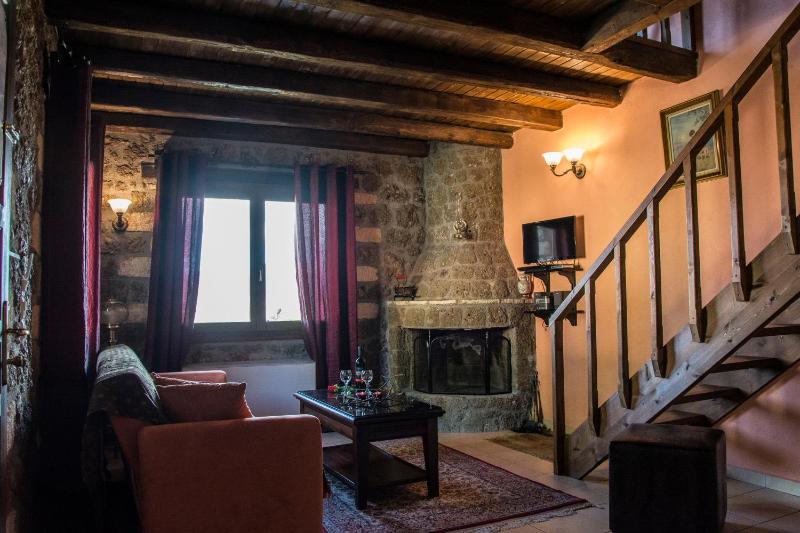 Superior Suite with Spa Bath and Fireplace - Split Level image 4