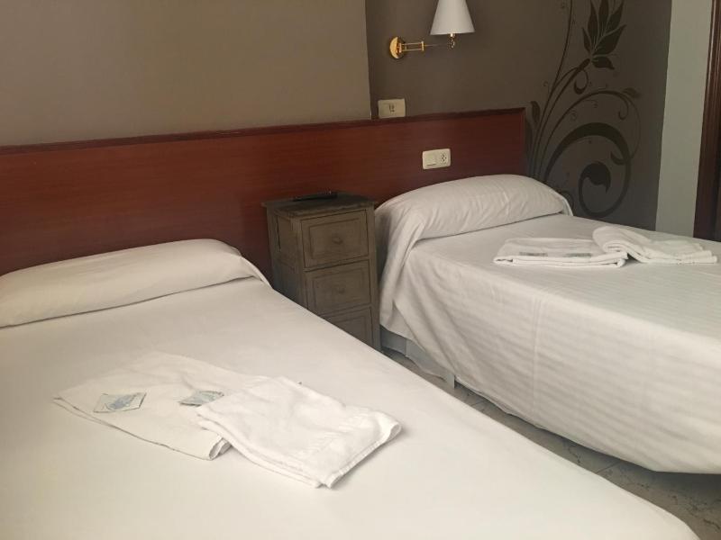 Twin Room image 1