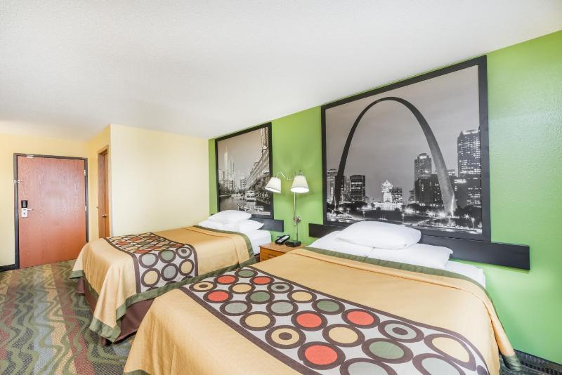 Queen Room with Two Queen Beds - Non-Smoking image 4