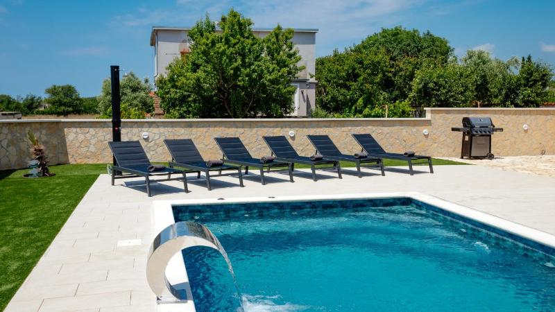 Beautiful Villa Paula with jacuzzi in Pula - image 24