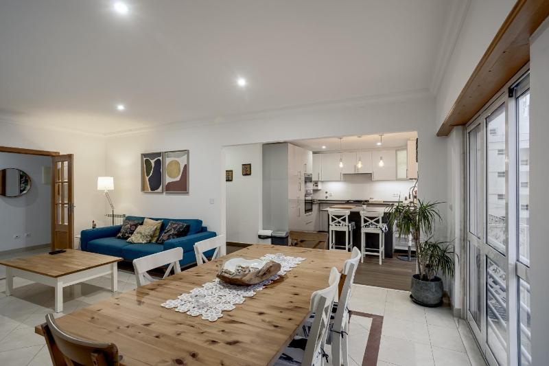 Carcavelos Bright & Modern Apartment by Homing - image 1