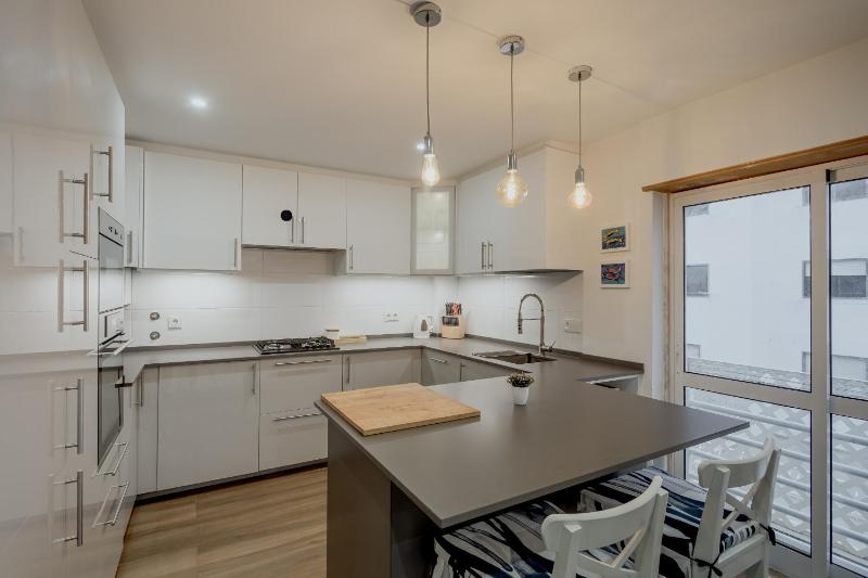 Carcavelos Bright & Modern Apartment by Homing - image 10