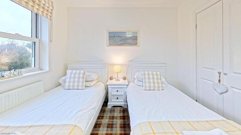 Old England Cottage - Part of the The Bay Filey Holiday Village with pool gym and direct beach access pub restaurant tennis and meadows walks - image 26