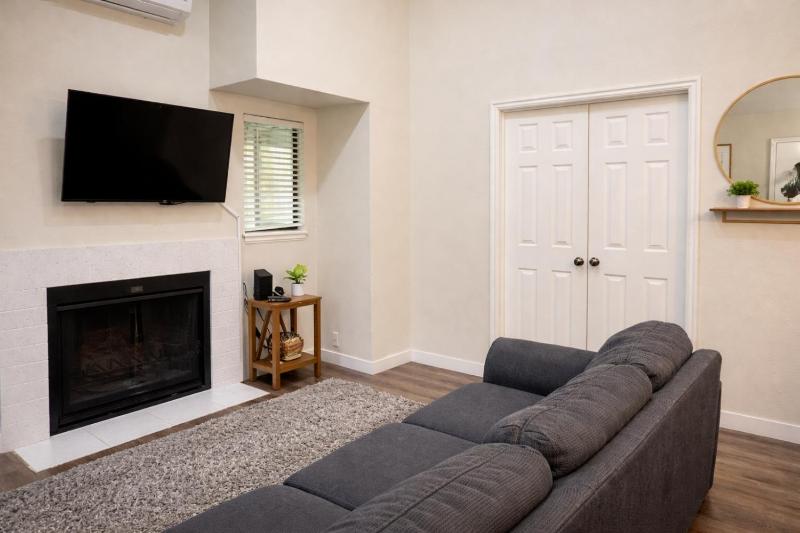 Two Bedroom Loft King Beds Down Town Convenience - image 13