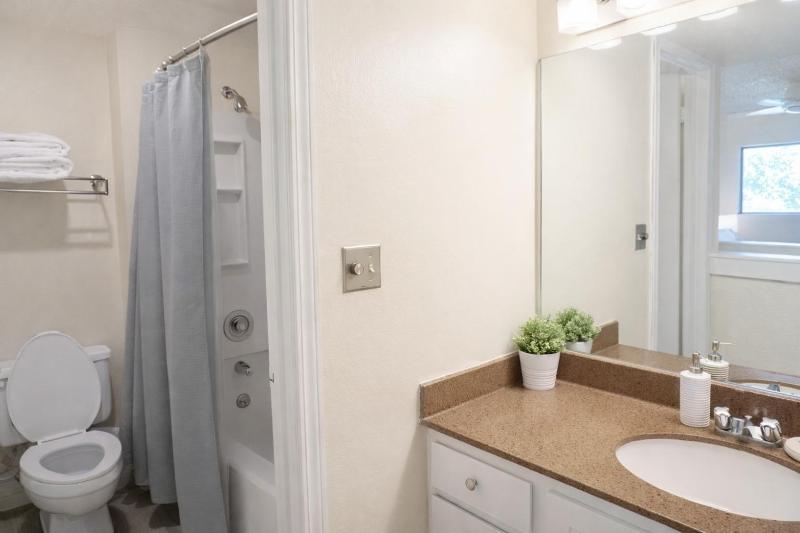 Two Bedroom Loft*Great Location*Award Winning Beds - image 13