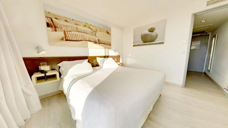 Double Room with Partial Sea View image 2