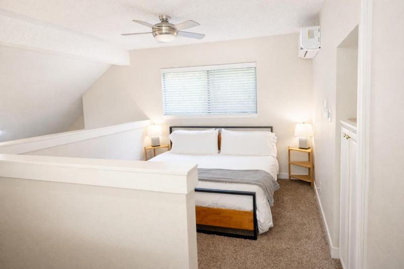 Two Bedroom Loft King Beds Down Town Convenience - image 10