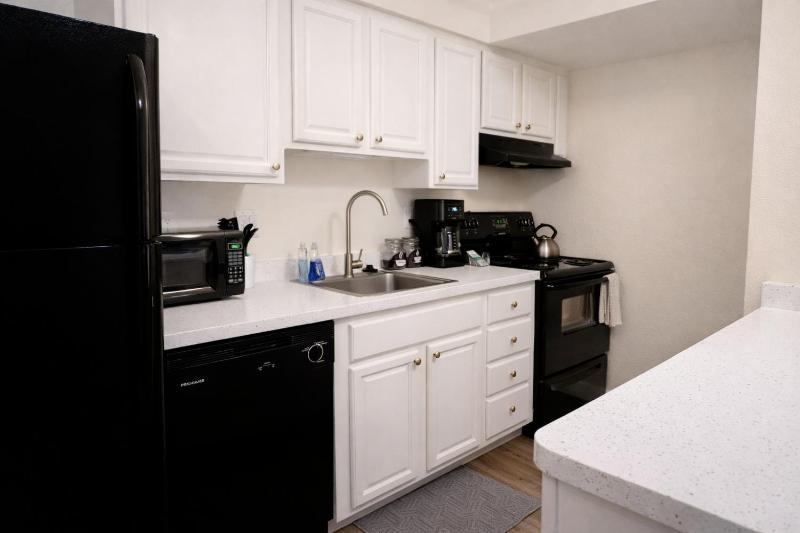 Two Bedroom Loft King Beds Down Town Convenience - image 7