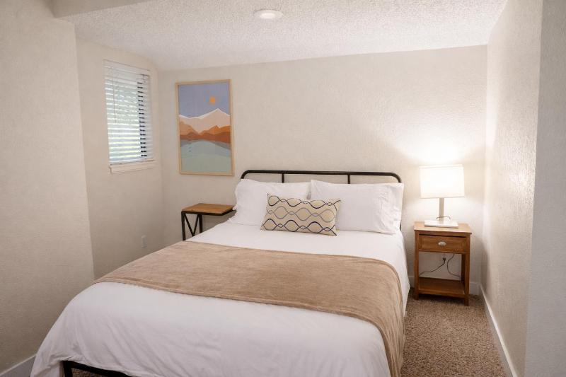 Two Bedroom Loft King Beds Down Town Convenience - image 6