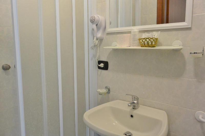 Twin Room image 3