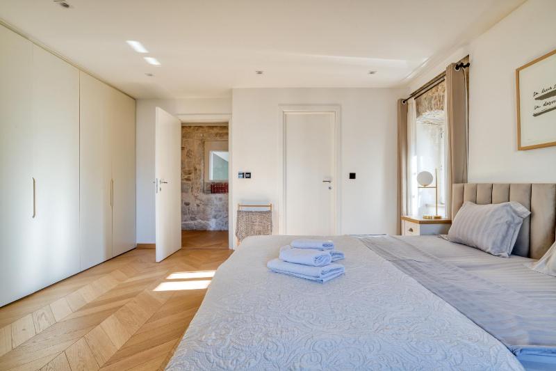 Luxury waterfront vila with Private Dock and Pool - image 11