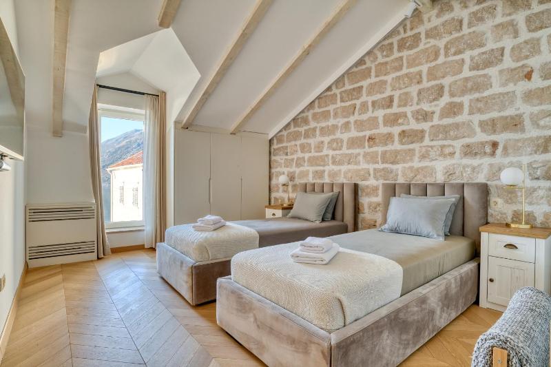 Luxury waterfront vila with Private Dock and Pool - image 16